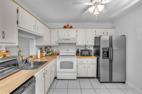 Condo in North Lauderdale, Florida, 1 bedroom  № 1331643 - photo 5