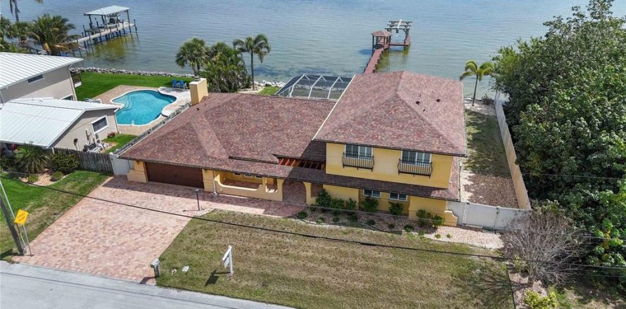 House in Merrit Island, Florida 4 bedrooms, 341.51 sq.m. № 1066787