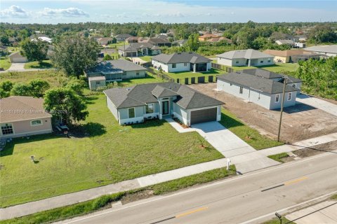 House in Lehigh Acres, Florida 3 bedrooms, 129.04 sq.m. № 1406289 - photo 30