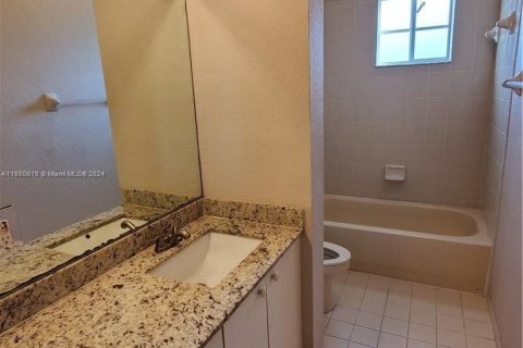 Condo in Tamarac, Florida, 2 bedrooms  № 1332795 - photo 9