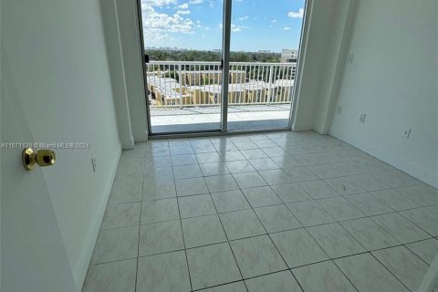 Condo in Miami, Florida, 2 bedrooms  № 1394295 - photo 2