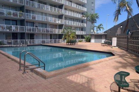 Condo in Miami, Florida, 2 bedrooms  № 1394295 - photo 7