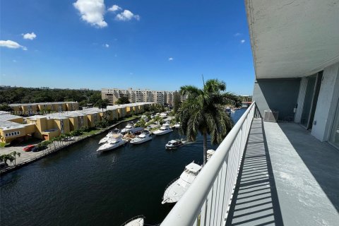 Condo in Miami, Florida, 2 bedrooms  № 1394295 - photo 10