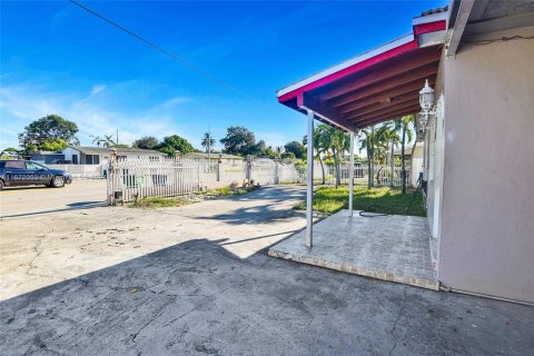 House in Opa-locka, Florida 3 bedrooms, 154.31 sq.m. № 1394256 - photo 3