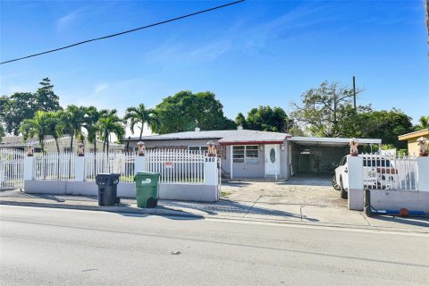 Villa ou maison à vendre à Opa-locka, Floride: 3 chambres, 154.31 m2 № 1394256 - photo 1