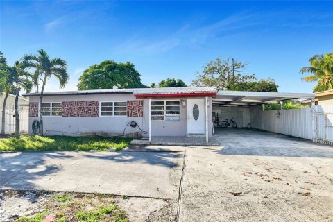 House in Opa-locka, Florida 3 bedrooms, 154.31 sq.m. № 1394256 - photo 2