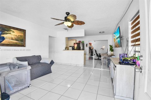 Villa ou maison à vendre à Opa-locka, Floride: 3 chambres, 154.31 m2 № 1394256 - photo 8