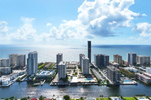 Condominio en venta en Hallandale Beach, Florida, 1 dormitorio, 74.14 m2 № 1394254 - foto 2