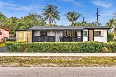 Villa ou maison à vendre à Miami Gardens, Floride: 4 chambres, 151.62 m2 № 1077255 - photo 1