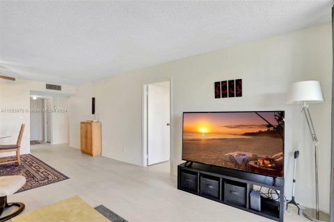 Condo in Lauderhill, Florida, 2 bedrooms  № 1076119 - photo 20