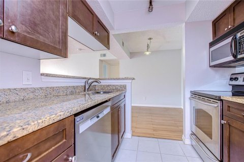 Condo in Saint Petersburg, Florida, 1 bedroom  № 1383181 - photo 9