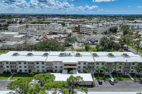 Copropriété à vendre à Port Charlotte, Floride: 2 chambres, 85.38 m2 № 1383734 - photo 1