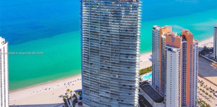 Estudio en el Condominio en Sunny Isles Beach, Florida  № 1054107