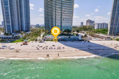 Condominio en venta en Sunny Isles Beach, Florida № 1054107 - foto 12