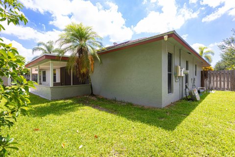 House in Wellington, Florida 4 bedrooms, 177.63 sq.m. № 1217206 - photo 4