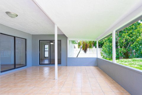 House in Wellington, Florida 4 bedrooms, 177.63 sq.m. № 1217206 - photo 5