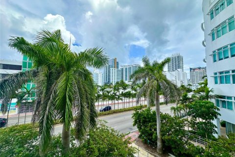 Condo in Miami Beach, Florida, 1 bedroom  № 1348092 - photo 24