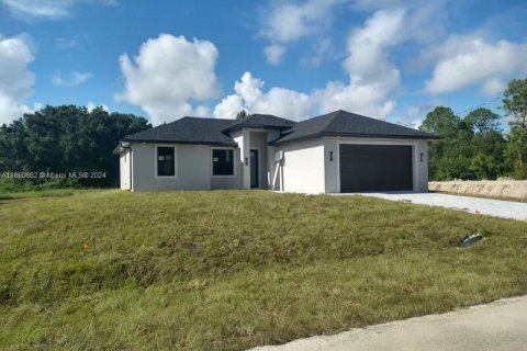 House in Lehigh Acres, Florida 3 bedrooms, 157.93 sq.m. № 1348090 - photo 1