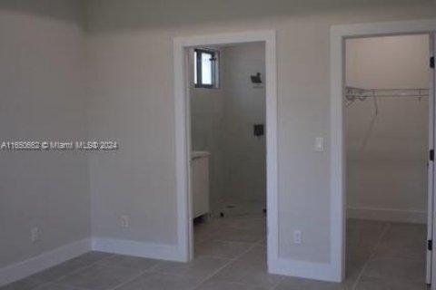 House in Lehigh Acres, Florida 3 bedrooms, 157.93 sq.m. № 1348090 - photo 5