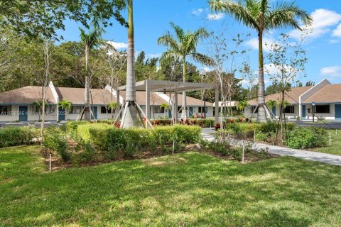 Propiedad comercial en venta en Palm Springs, Florida № 1209486 - foto 17