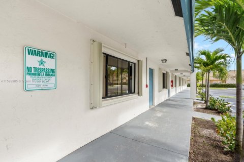 Propiedad comercial en venta en Palm Springs, Florida № 1209486 - foto 29