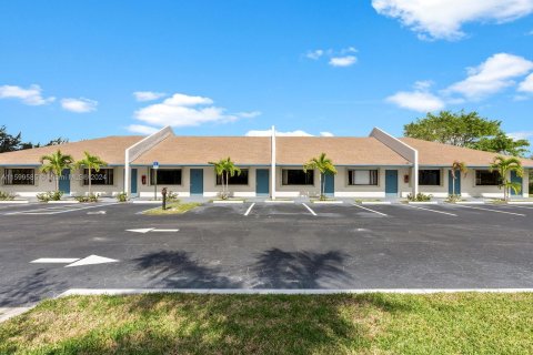 Commercial property in Palm Springs, Florida № 1209486 - photo 11