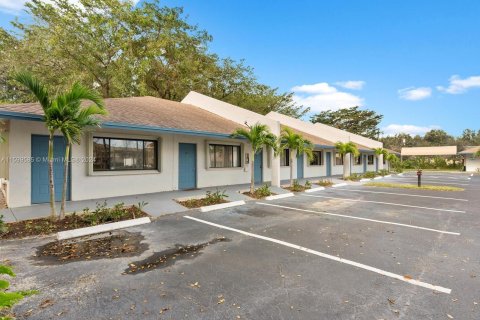 Commercial property in Palm Springs, Florida № 1209486 - photo 25