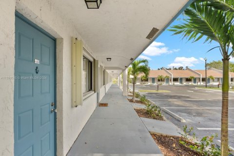 Propiedad comercial en venta en Palm Springs, Florida № 1209486 - foto 26