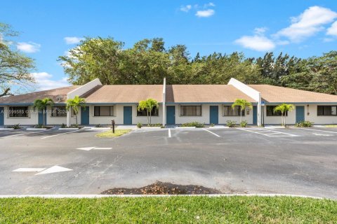 Propiedad comercial en venta en Palm Springs, Florida № 1209486 - foto 21