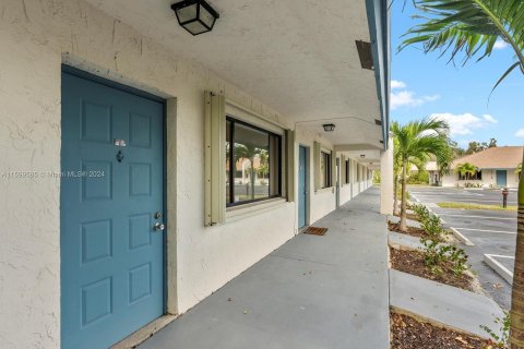 Propiedad comercial en venta en Palm Springs, Florida № 1209486 - foto 27