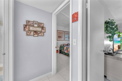 Condo in Deerfield Beach, Florida, 2 bedrooms  № 1222748 - photo 12