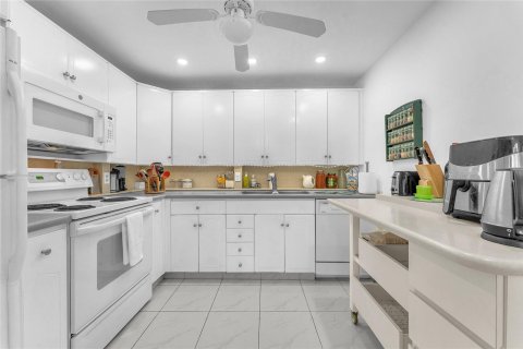 Copropriété à vendre à Deerfield Beach, Floride: 2 chambres, 92.53 m2 № 1222748 - photo 16