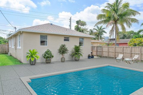 House in Hallandale Beach, Florida 4 bedrooms, 139.17 sq.m. № 1159524 - photo 9