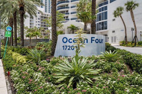 Copropriété à vendre à Sunny Isles Beach, Floride: 2 chambres, 120.87 m2 № 1023817 - photo 1