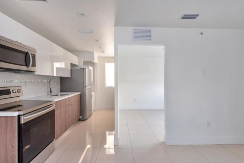 Apartamento en alquiler en Miami, Florida, 2 dormitorios, 51.1 m2 № 1377348 - foto 1