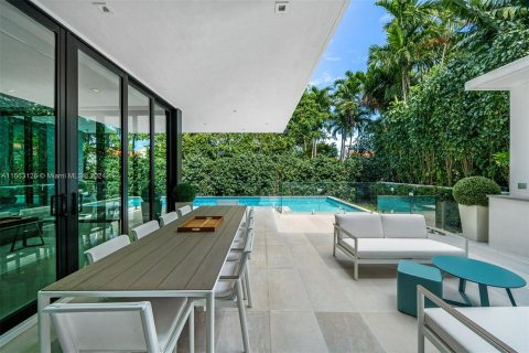 House in Miami Beach, Florida 5 bedrooms, 420.29 sq.m. № 1377302 - photo 5