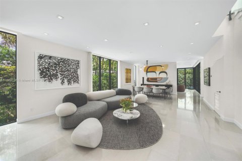 House in Miami Beach, Florida 5 bedrooms, 420.29 sq.m. № 1377302 - photo 2