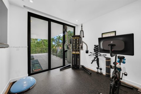 House in Miami Beach, Florida 5 bedrooms, 420.29 sq.m. № 1377302 - photo 29