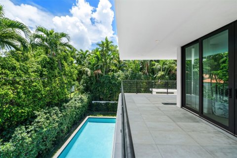 House in Miami Beach, Florida 5 bedrooms, 420.29 sq.m. № 1377302 - photo 17