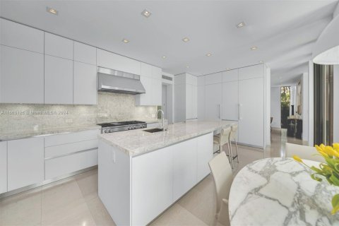 House in Miami Beach, Florida 5 bedrooms, 420.29 sq.m. № 1377302 - photo 6