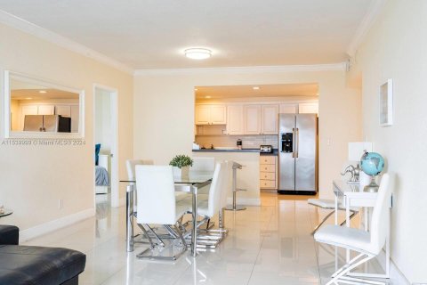 Condominio en venta en Sunny Isles Beach, Florida, 3 dormitorios, 154.68 m2 № 1031296 - foto 1