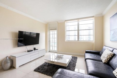 Condominio en venta en Sunny Isles Beach, Florida, 3 dormitorios, 154.68 m2 № 1031296 - foto 4