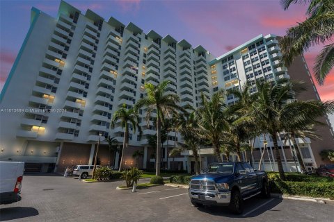 Condo in Miami Beach, Florida, 1 bedroom  № 1397651 - photo 5