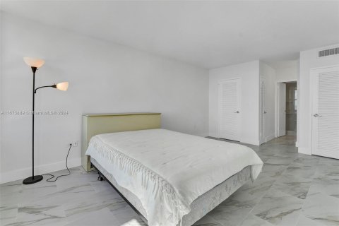 Condo in Miami Beach, Florida, 1 bedroom  № 1397651 - photo 23