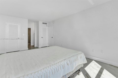 Condo in Miami Beach, Florida, 1 bedroom  № 1397651 - photo 25