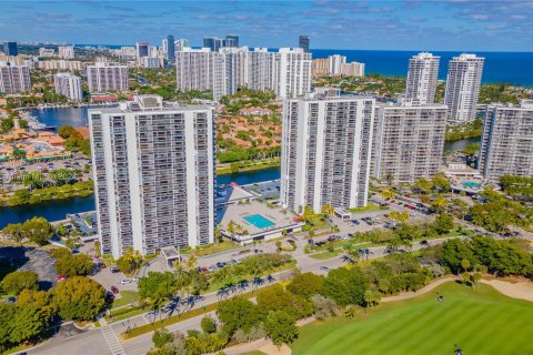 Condo in Aventura, Florida, 2 bedrooms  № 1074349 - photo 1