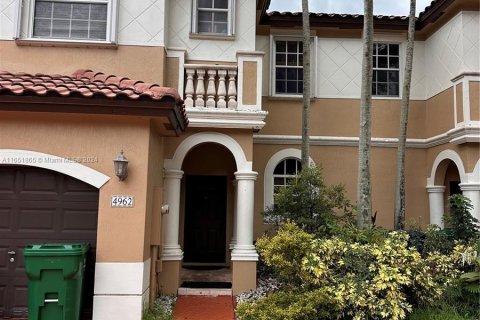 Adosado en venta en Miramar, Florida, 3 dormitorios, 157.93 m2 № 1345251 - foto 1