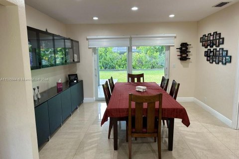 House in Hollywood, Florida 3 bedrooms, 216.28 sq.m. № 1017779 - photo 7