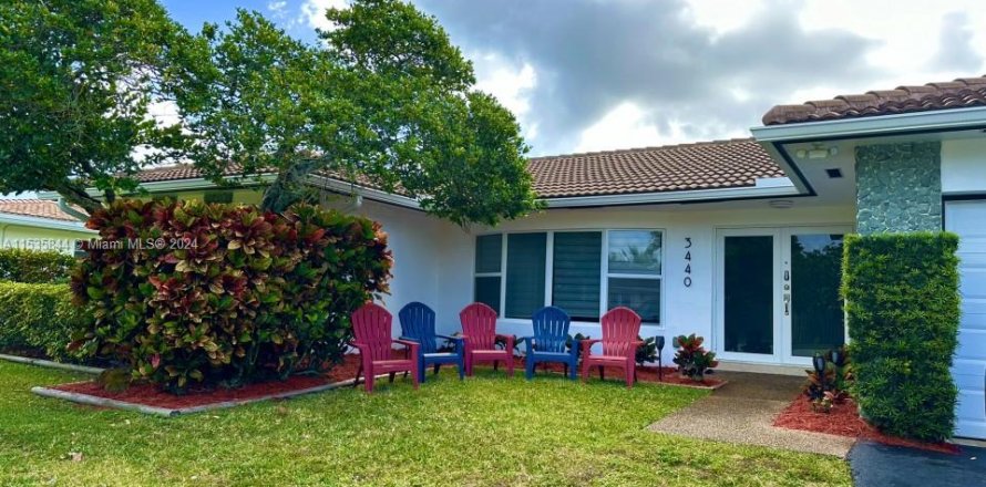 House in Hollywood, Florida 3 bedrooms, 216.28 sq.m. № 1017779