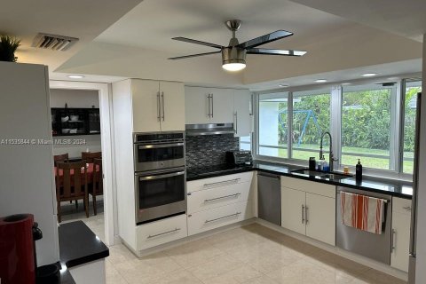 House in Hollywood, Florida 3 bedrooms, 216.28 sq.m. № 1017779 - photo 9